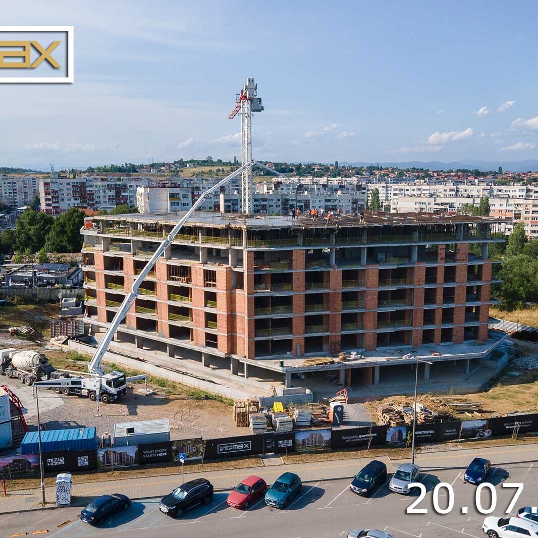 изливане на плоча на нова жилищна сграда MIZIA HOME в град София - строителна площадка на дата 20-07-2026 поглед отпред
