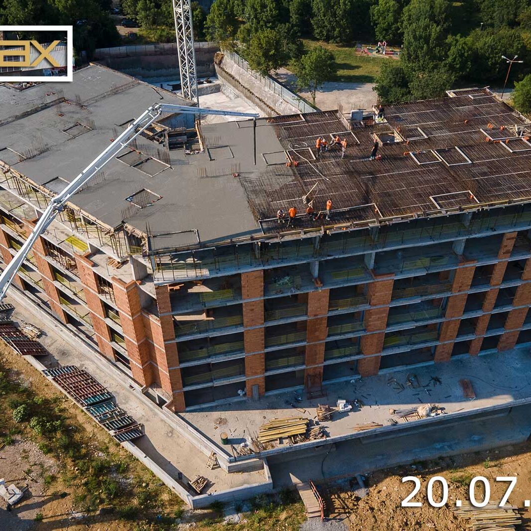 изливане на плоча на нова жилищна сграда MIZIA HOME в град София - строителна площадка на дата 20-07-2026 поглед отгоре
